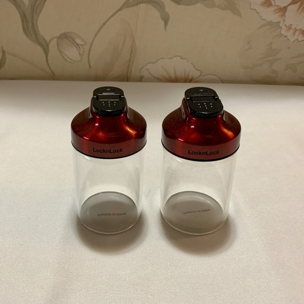 Lock n Lock Large Clear Glass Salt and Pepper Shakers w Dual Flip Lid Tops
